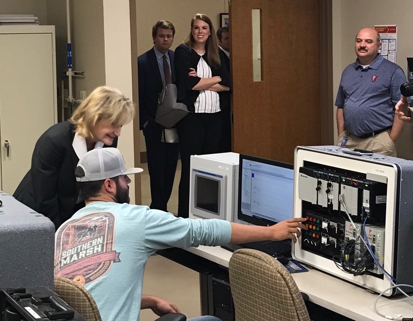 Senator Hyde-Smith visits with an Itawamba Community College student during the debut of “Get on the Grid, Mississippi’s Virtual Guidance Counselor." 